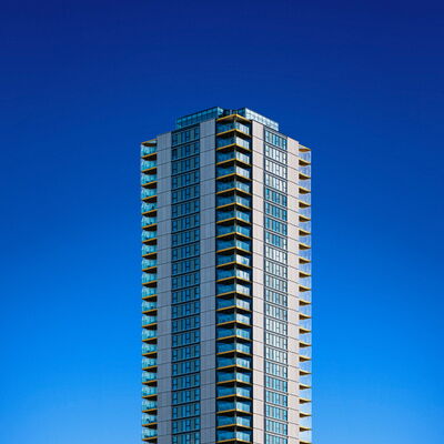 Modernes Haus vor blauem Himmel